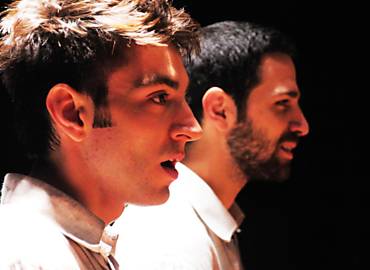 Os atores Rodrigo Pandolfo e Joo Gabriel Vasconcellos (ao fundo, de barba) em cena da pea "R&J de Shakespeare"