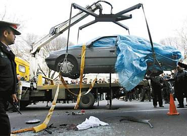 Carro que transportava cientista iraniano morto por atentado a bomba ontem  retirado do local do ataque, em Teer