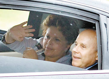 Dilma e Guido Mantega na sada do Palcio da Alvorada; ministro teve frias suspensas para discutir cenrio econmico