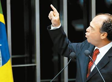 Ministro Fernando Bezerra em depoimento ao Congresso; ele negou acusaes de nepotismo e de favorecimento a PE