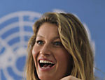 Gisele Bündchen sorri durante coletiva de imprensa da ONU em Nairóbi