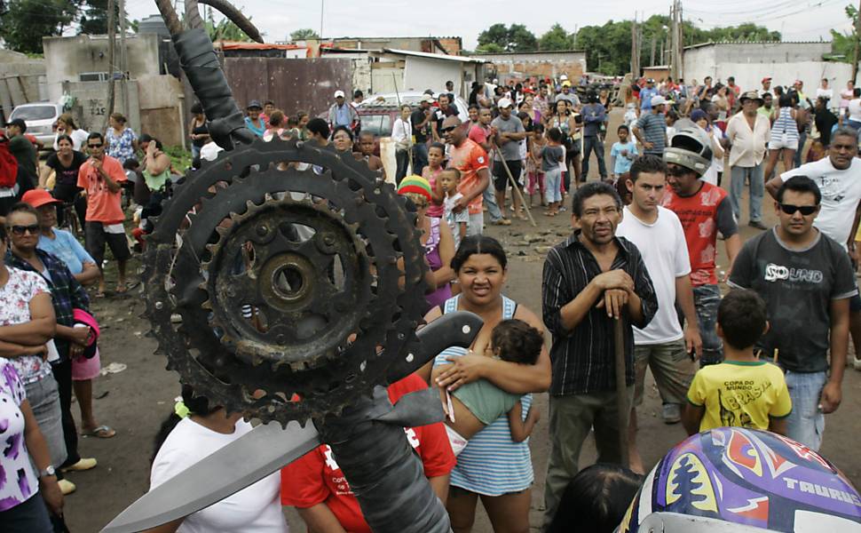 Moradores da favela Pinheirinho estão armados com escudos e bastões esperando a chegada de policiais com ordem judicial para expulsá-los de terreno invadido, em São José dos Campos (SP) Leia mais