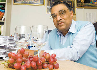 O indiano Dipak Das no centro de sade da Universidade de Connecticut, em 2006