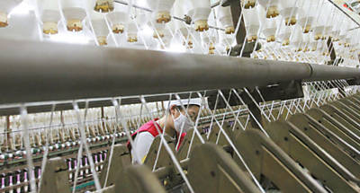 Operria de fbrica de algodo em Pequim, na China, maneja mquina