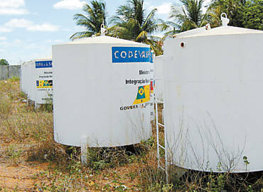 Reservatrios de gua distribudos pelo governo e que aguardam instalao em Petrolina (PE)