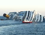 Vista do cruzeiro Costa Concordia inclinado em 80º na ilha italiana de Giglio Leia mais