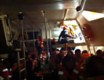 Imagem dos passageiros em bote de resgate Leia mais
