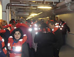 Foto feita por passageiro mostra pessoas com colete salva-vidas enquanto esperam pelo resgate Leia mais