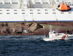 Pedra aparece no lado danificado do cruzeiro Costa Concordia que passava pela ilha Giglio (Itália) Leia mais