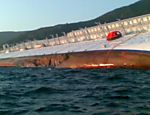 Imagem do buraco e de pedra na lateral do casco do cruzeiro Costa Concordia; Itamaraty confirma presença de brasileiros em naufrágio na Itália Leia mais