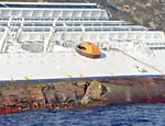 Imagem do buraco e de pedra na lateral do casco do cruzeiro Costa Concordia; Itamaraty confirma presença de brasileiros em naufrágio na Itália Leia mais