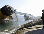 Cruzeiro Costa Concordia fica inclinado após encalhar na ilha italiana Giglio; Itamaraty confirma presença de brasileiros em naufrágio na Itália Leia mais