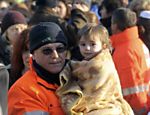 Membro da equipe de resgate carrega criança na chegada ao Porto Santo Stefano; Itamaraty confirma presença de brasileiros em naufrágio na Itália Leia mais