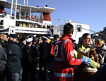 Passageiros do cruzeiro Costa Concordia chegam ao Porto Santo Stefano; Itamaraty confirma presença de brasileiros em naufrágio na Itália Leia mais