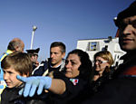 Passageiros do cruzeiro Costa Concordia chegam ao Porto Santo Stefano; Itamaraty confirma presença de brasileiros em naufrágio na Itália Leia mais