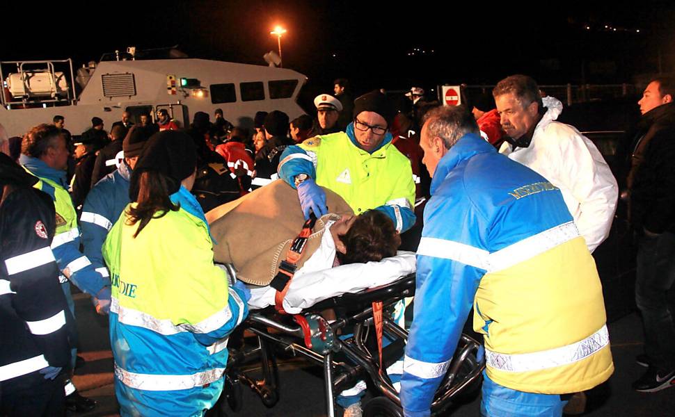 Equipe de resgate socorre passageiro ferido; ao menos 53 brasileiros estavam em navio na Itália Leia mais