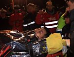 Equipe de resgate socorre passageiro ferido; ao menos 53 brasileiros estavam em navio na Itália Leia mais