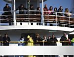 Passageiros do cruzeiro Costa Concordia chegam ao Porto Santo Stefano; ao menos 53 brasileiros estavam em navio na Itália Leia mais