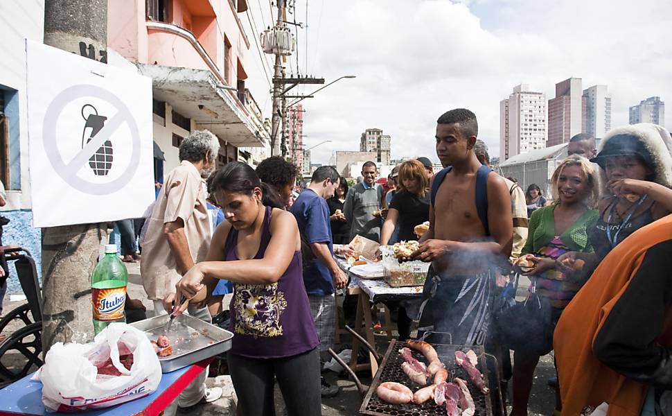 Manifestantes fazem "churrascão da gente diferenciada" na região da cracolândia, centro de SP Leia mais