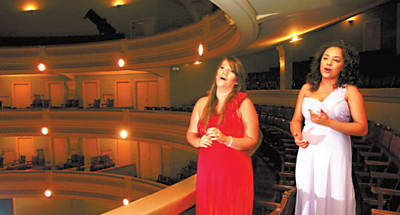 Lilian (de vermelho) e Bruna ensaiam no Theatro Pedro 2, em Ribeiro Preto