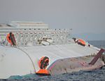 Equipe de resgate escala lateral do cruzeiro Costa Concordia na busca por sobreviventes; italiano é resgatado de navio naufragado na Itália Leia mais