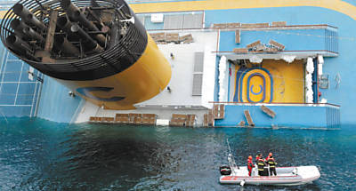 Mergulhadores italianos se aproximamdo Costa Concordia na operao de resgate s vtimas