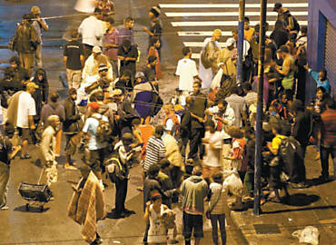 Traficantes e usurios de crack aglomerados na rua dos Gusmes, centro de So Paulo, durante a madrugada de ontem