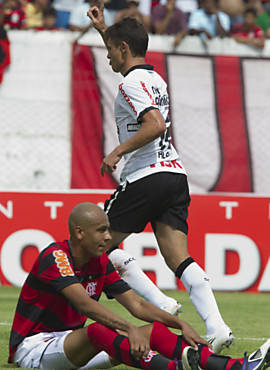 O corintiano Alex celebra o primeiro gol do amistoso em Londrina