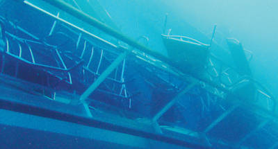 Vista submarina do Costa Concordia, inspecionado pela Guarda Costeira italiana, que tenta achar mais corpos de vtimas do naufrgio em meio a destroos do cruzeiro