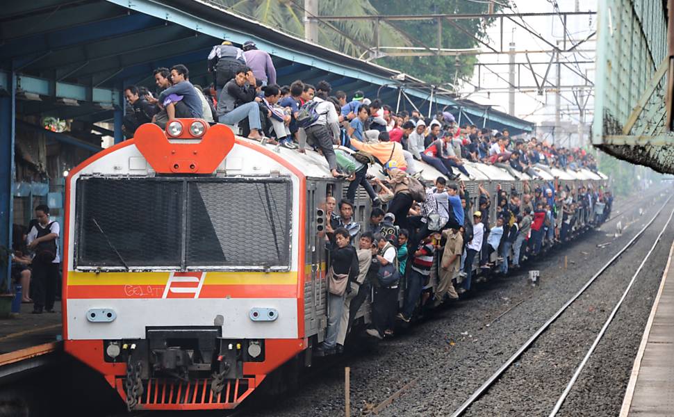 Trem superlotado chega à estação em Jakarta na hora do rush; ONGs reclamam de medidas para conter 'surfistas' 