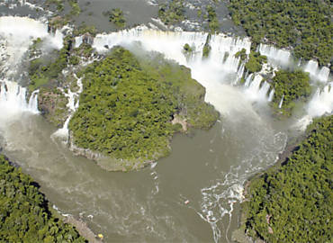 Vista area das quedas-d'guas do parque nacional do Iguau; cidade faz trplice fronteira com Argentina e Paraguai