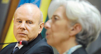 A diretora-gerente do FMI, Christine Lagarde ( direita), d entrevista em Braslia ao lado do ministro Guido Mantega