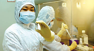 Cientista sul-coreana mostra droga produzida com clulas-tronco coletadas de humanos