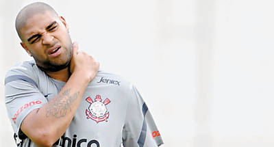 Adriano, que foi multado em R$ 76mil, em treino dos reservas do Corinthians