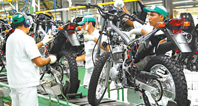 Operrios em linha de montagem de motocicletas na Zona Franca de Manaus; argentinos so os principais parceiros