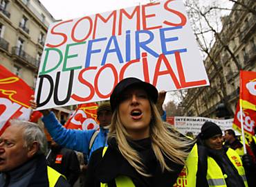 Sindicalistas protestam contra corte do Governo francs