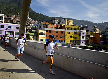 Competidores da primeira corrida "Rocinha de Braos Abertos", na zona sul do Rio