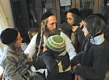 Ultraortodoxos defendem polticas que limitam direitos das mulheres. O rabino Dror Moshe e seus filhos