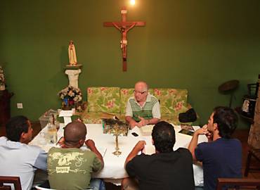 Usurios de crack participam de encontro com padre Joo Ripoli no Rarev, comunidade teraputica de Ribeiro Preto