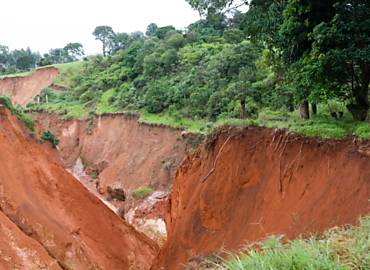 Enorme cratera aberta por causa do desmatamento e da ao das chuvas no solo arenoso, chamada de vorooca, em Planaltina, Gois