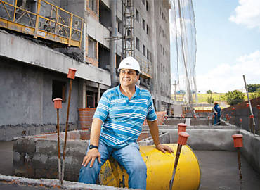 Luiz Fernando Penalva, 62, engenheiro aposentado, voltou ao canteiro de obras depois de anos atuando como gerente de condomnios em Alphaville