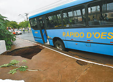Semana passada: nibus que ficou entalado em uma cratera que se abriu em ponte que d acesso  avenida Luzitana, em Ribeiro Preto