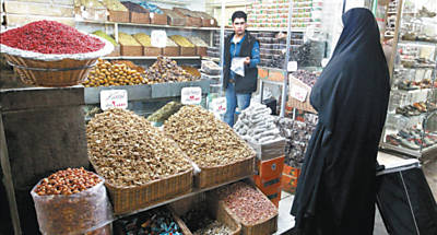 Iraniana faz compras no bazar Tajrish, em Teer; pas est sob presso ocidental para abandonar programa nuclear
