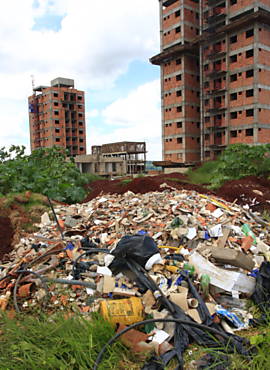 Lixo e entulho descartados irregularmente na rua Jos Jaime Dalibo, no Jardim Nova Aliana, zona sul de Ribeiro Preto