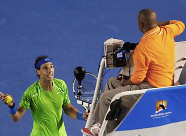 Rafael Nadal discute com o rbitro brasileiro Carlos Bernardes na vitria sobre Tomas Berdych. Na semifinal, ele pega Roger Federer, que bateu Juan Martin del Potro no milsimo jogo na carreira