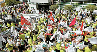 DESEMBALADOS: Trabalhadores de empresas fabricantes de sacolas plsticas fazem protesto em frente a supermercado, em So Paulo, contra o fim do uso das descartveis