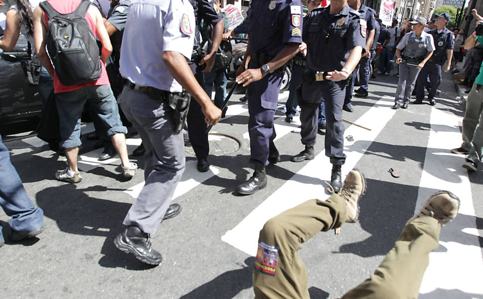 Manifestante cai durante confronto com PM e GCM na praça da Sé, em São Paulo Leia mais 