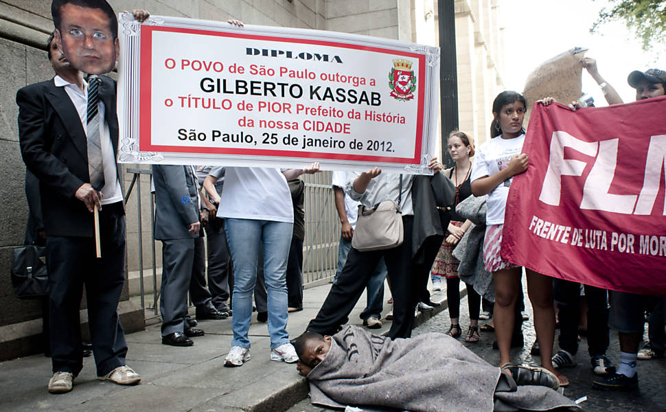 Manifestantes mostram cartazes durante protesto na Sé, região central de São Paulo Leia mais