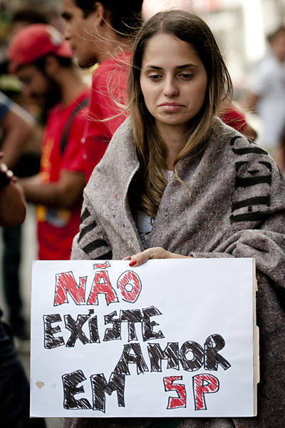 Manifestante mostra cartaz durante protesto na Sé, região central de São Paulo Leia mais