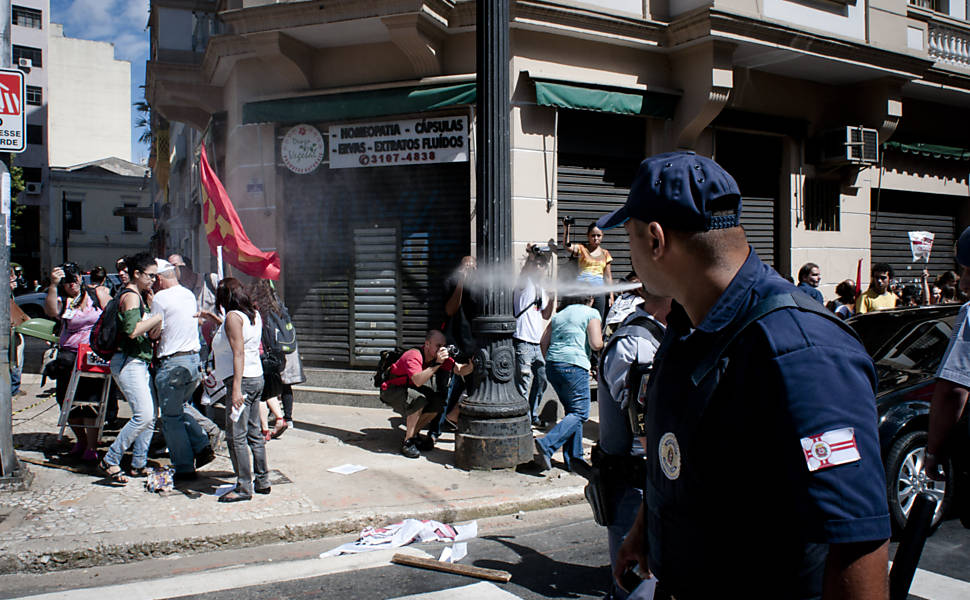 Policial usa gás pimenta contra manifestantes na praça da Sé durante protesto Leia mais